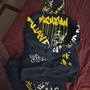 Graffiti Michigan Wolverines Hoodie And Sweatpants Set.